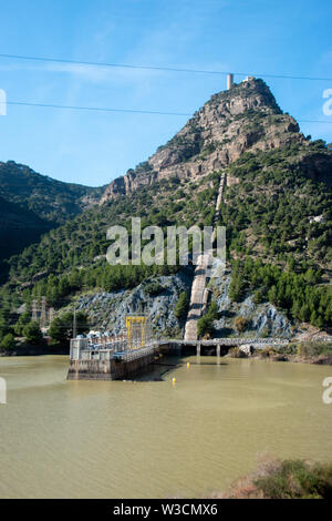 Mit Blick auf den Stausee an der Ausfahrt des Caminito del Rey in Malaga, Spanien Stockfoto