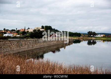 Die proserpina Dam ist eine Römische Gewichtsstaumauer mit Emerita Augusta in modernen Merida, Spanien. Stockfoto