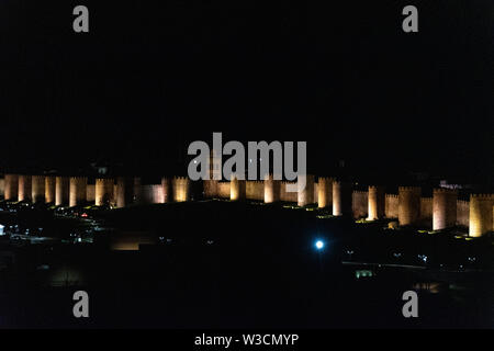 Die Mauern von Ávila, Spanien vom Mirador Ávila nachts genommen Stockfoto