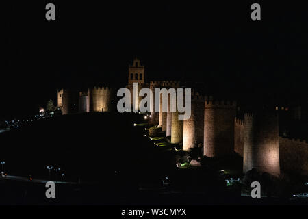 Die Mauern von Ávila, Spanien vom Mirador Ávila nachts genommen Stockfoto