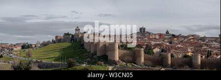 Die Mauern von Ávila im Zentrum Spaniens sind die Stadt Avila der wichtigsten historischen Funktion. Stockfoto