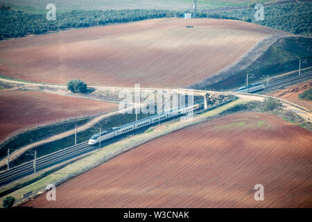 Ein Renfe AVE-Bahnhof mit einer Drehzahl, die durch die spanische Landschaft reisen Stockfoto