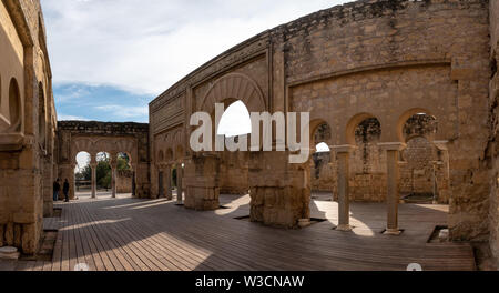 Einen Panoramablick auf die Medina Azahara Palast und Teil einer riesigen Festung Maurischen mittelalterlichen Palast - Stadt aus Cordoba, Spanien Stockfoto