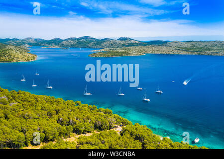 Luftaufnahme der Blue Bay und kleinen Inseln im Naturpark Telascica, Kroatien, Insel Dugi otok, Yachten an der Küste verankert Stockfoto