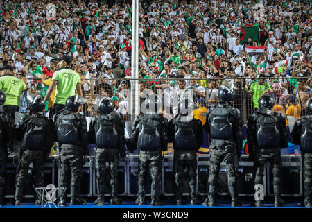 Kairo, Ägypten. 14. Juli, 2019. Algerien Fans jubeln in der steht nach dem Abpfiff des 2019 Afrika Cup Halbfinale Fußball Match zwischen Algerien und Nigeria an der Cairo International Stadium. Credit: Oliver Weiken/dpa/Alamy leben Nachrichten Stockfoto