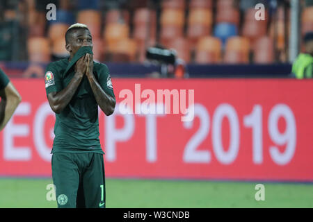 Kairo, Ägypten. 14. Juli, 2019. Nigerias Henry Onyekuru erscheint nach dem 2019 Afrika Cup Halbfinale Fußball Match zwischen Algerien und Nigeria im Cairo International Stadium niedergeschlagen. Credit: Oliver Weiken/dpa/Alamy leben Nachrichten Stockfoto