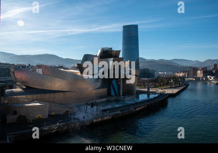 Mit Blick auf das Guggenheim Museum in Bilbao, Spanien mit dem Fluss Stockfoto