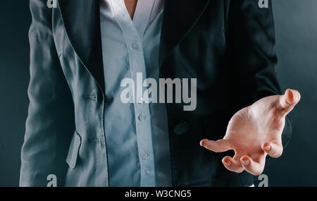Bis zu schließen. Business woman holding einen virtuellen Ball. Auf schwarzem Hintergrund isoliert. Stockfoto