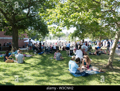 Rochester, NY - 14. Juli 2019: Brighton Farmers Market an einem sonnigen Sommertag mit Familien, Unterhaltung und Anbietern. Stockfoto