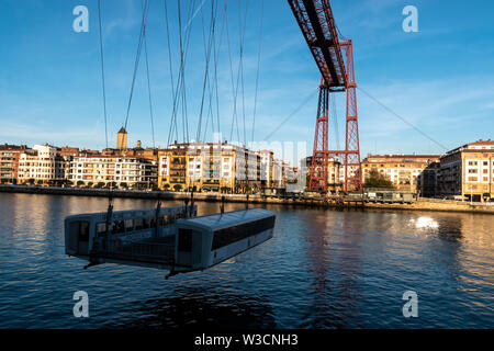 Der Regionalregierung der Provinz Vizcaya Brücke in Bilbao, Spanien und eine der wenigen verbliebenen Transporter Brücken der Welt Stockfoto