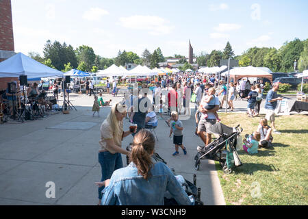 Rochester, NY - 14. Juli 2019: Brighton Farmers Market an einem sonnigen Sommertag mit Familien, Unterhaltung und Anbietern. Stockfoto