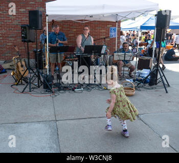 Rochester, NY - 14. Juli 2019: Brighton Farmers Market an einem sonnigen Sommertag mit Familien, Unterhaltung und Anbietern. Stockfoto