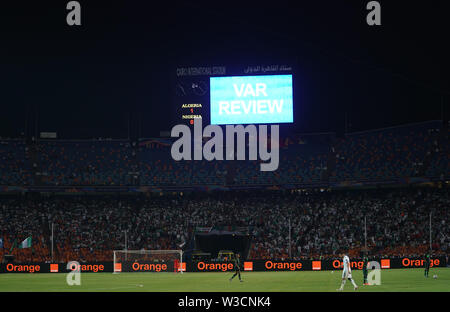 Kairo, Ägypten, Algerien. 14. Juli, 2019. Frankreich, 14. Juli 2019: VAR Überprüfung während der 2019 Afrika Cup der Nationen Übereinstimmung zwischen Algerien und Nigeria im Cairo International Stadium in Kairo, Ägypten. Ulrik Pedersen/CSM/Alamy leben Nachrichten Stockfoto