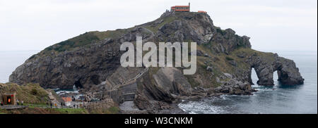 Die engen, gewundenen Schritte des San Juan Gaztelugatxe Eliza im Baskenland Spanien mit dem Ozean, Wellen und das Kloster. Stockfoto