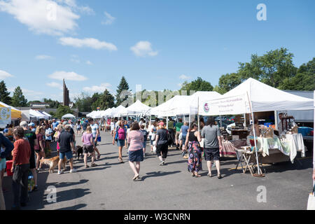 Rochester, NY - 14. Juli 2019: Brighton Farmers Market an einem sonnigen Sommertag mit Familien, Unterhaltung und Anbietern. Stockfoto