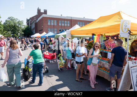 Rochester, NY - 14. Juli 2019: Brighton Farmers Market an einem sonnigen Sommertag mit Familien, Unterhaltung und Anbietern. Stockfoto