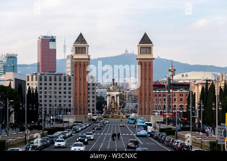 Sie suchen eine Straße mit den Torres Venecianes in Barcelona, Spanien Stockfoto