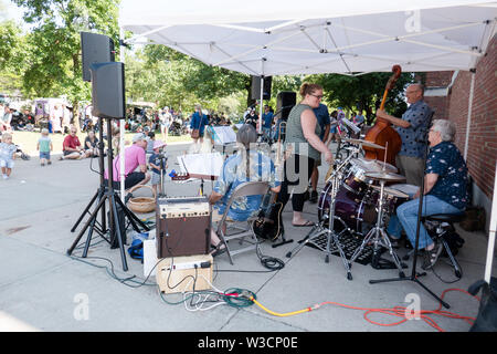 Rochester, NY - 14. Juli 2019: Brighton Farmers Market an einem sonnigen Sommertag mit Familien, Unterhaltung und Anbietern. Stockfoto