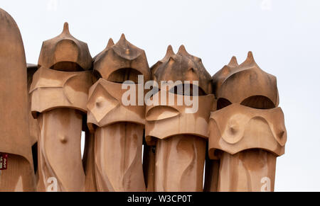 Die Lüftungstürme aus der Casa Mila, wie tierische Gesichter schauen und von Antoni Gaudi entworfenen Stockfoto