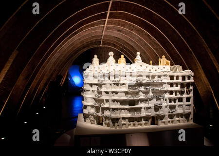 Ein Modell der Casa Mila in einem Zimmer von einem Wal Skelett von Gaudi in Barcelona, Spanien inspiriert entfernt Stockfoto