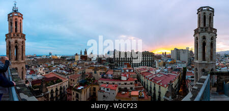 Ein Sonnenuntergang mit Panoramablick auf Barcelona, Spanien von der Basilica Santa Maria del Mar genommen Stockfoto