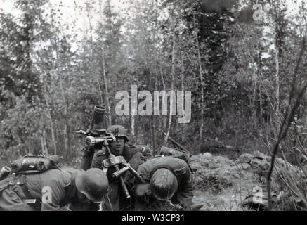 Deutsche Soldaten Feuer eine 8 cm-Mörser im dichten Wald Wolchow 1942 Stockfoto