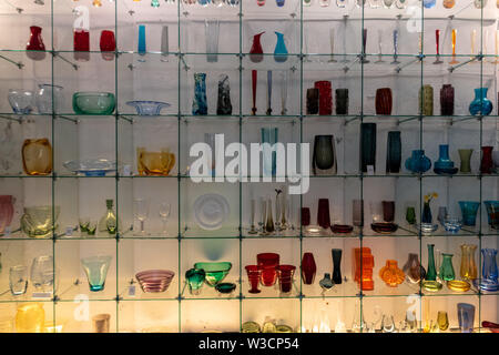 Verschiedene bunte Glas Vasen auf Display Stockfoto