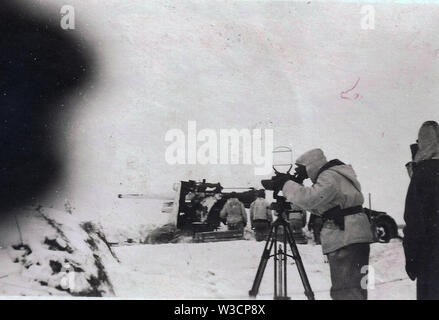 Deutsche Soldaten in Weiß Camouflage Palette in einer 88-mm-Kanone an der russischen Front Stockfoto