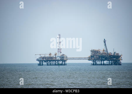 Zwei Bohrplattform vor der Küste in der Nähe von Mobile Bay und im Golf von Mexiko. Stockfoto