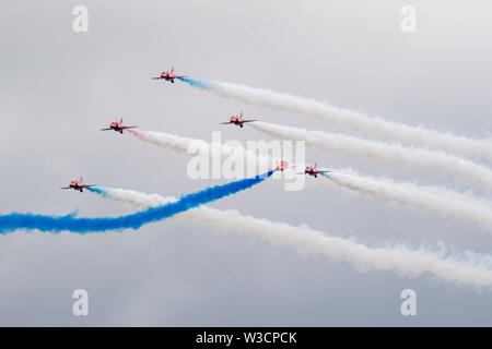 Towcester, Vereinigtes Königreich. 14. Juli, 2019. Rote Pfeile displyed Vorbeiflug im Rennen Tag während der Formel 1 Rolex Grand Prix von Großbritannien 2019 in Silverstone am Sonntag, Juli 14, 2019 in Towcester, ENGLAND. Credit: Taka G Wu/Alamy leben Nachrichten Stockfoto