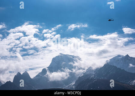 Hubschrauber fliegen in Sagarmatha National Park in Nepal Himalaya mit schneebedeckten Gipfeln, unten Stockfoto