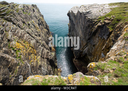 Klippen auf dem SE-Tipp von South Ronaldsay, Orkney, Schottland, Großbritannien. Stockfoto