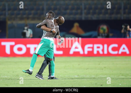 Kairo, Ägypten. 14. Juli, 2019. Der senegalesischen Sadio Mähne feiert nach dem Abpfiff des 2019 Afrika Cup Halbfinale Fußball Match zwischen Senegal und Tunesien am 30. Juni Stadion. Credit: gehad Hamdy/dpa/Alamy leben Nachrichten Stockfoto