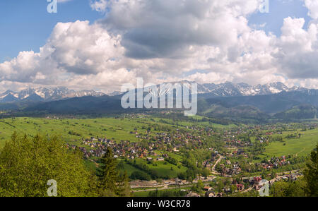 Inspirierende Landschaft Bergpanorama, schöner Tag im Sommer Tatra, Bergrücken über blauen Himmel in Zakopane, Polen Stockfoto