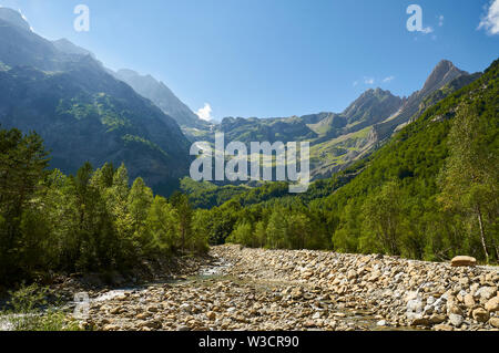 Cinca Fluss durch Pineta Tal mit cirque Gletscher im Hintergrund von Ordesa y Monte Perdido Nationalpark (Sobrarbe, Huesca, Pyrenäen, Aragon, Spanien) Stockfoto