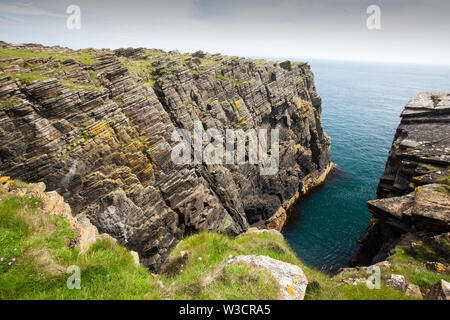 Klippen auf dem SE-Tipp von South Ronaldsay, Orkney, Schottland, Großbritannien. Stockfoto