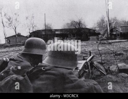 Deutsche Soldaten mit einem Maschinengewehr erwarten den Russischen Angriff in Ostpreußen 1945 Stockfoto