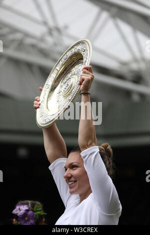 Wimbledon, London, UK. 13. Juli 2019. Simona Halep mit der Venus Rosewater Dish nach dem Gewinn der Ladies Singles Finale zwischen Serena Williams und Simona halep an der Wimbledon Championships Tennis, Wimbledon, London am Juli 13, 2019 Credit: Paul Marriott/Alamy leben Nachrichten Stockfoto
