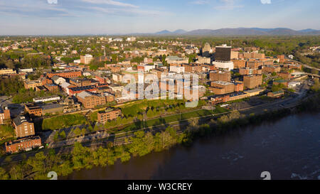 Luftaufnahme des James River fließt durch die Hügel, hält Lynchburg Virginia Stockfoto