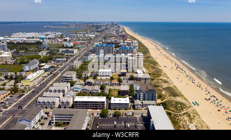 Sonnenschirme dominieren die Luftaufnahme von diesem Strand am Atlantischen Ozean Stockfoto