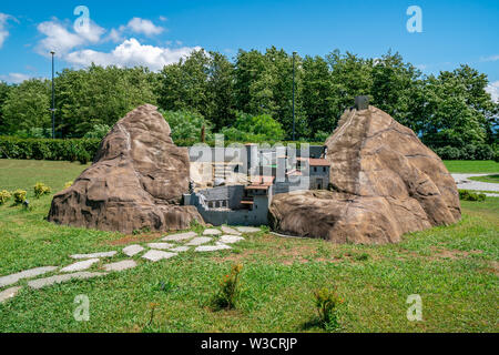 (Natanebi), Georgien Ozurgeti - 14.07.2019: Georgien in Miniaturen' Park. Davit Gareja, monaster in einen Felsen gebogen. Reisen. Stockfoto