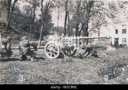 Waffen-SS in der Tarnung Kittel Truppen Zug auf einer 5-cm-Pak Pak 1942 Stockfoto