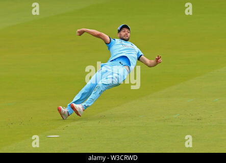 London, Großbritannien. 14. Juli, 2019. Markierung Holz von England verwaltet die Kugel trotz während der Neuseeland v England ausgeglichen zu werfen, ICC Cricket World Cup Finale, an den Lords in London, England. Credit: ESPA/Alamy leben Nachrichten Stockfoto
