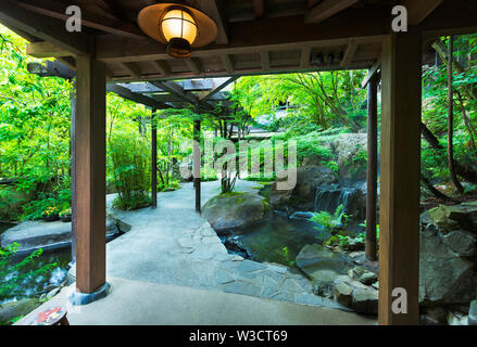 Die wichtigsten Innenhof an Iwanoyu Ryokan in Nagano, Japan Stockfoto