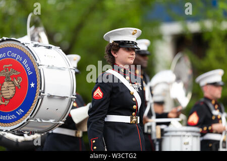 Louisville, Kentucky, USA - Mai 2, 2019: Die Pegasus Parade, Mitglieder des US Marine Corps Band, die bei der Parade Stockfoto