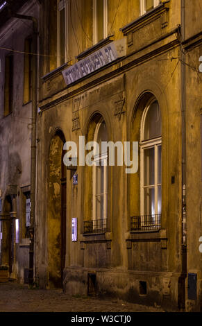 Das Äußere eines alten Gebetes Haus in Kazimierz, dem historischen jüdischen Viertel von Krakau, Polen, fotografiert in der Nacht. Stockfoto