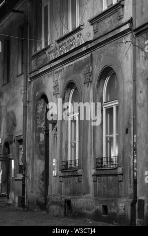 Das Äußere eines alten Gebetes Haus in Kazimierz, dem historischen jüdischen Viertel von Krakau, Polen, fotografiert in der Nacht. Stockfoto