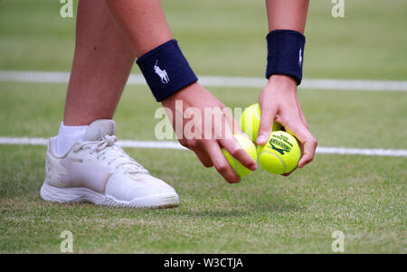 Wimbledon, London, UK. 13. Juli 2019. Eine Kugel - junge Orten einige Slazenger Tennisbälle für die Damen Singles Finale zwischen Serena Williams und Simona halep an der Wimbledon Championships Tennis, Wimbledon, London am Juli 13, 2019 Credit: Paul Marriott/Alamy leben Nachrichten Stockfoto