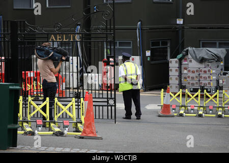 Wimbledon, London, UK. 13. Juli 2019. Anti - Terror - Vorsichtsmaßnahmen vor den Toren an der Wimbledon Championships Tennis, Wimbledon, London am Juli 13, 2019 Credit: Paul Marriott/Alamy leben Nachrichten Stockfoto