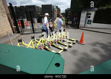 Wimbledon, London, UK. 13. Juli 2019. Anti - Terror - Vorsichtsmaßnahmen vor den Toren an der Wimbledon Championships Tennis, Wimbledon, London am Juli 13, 2019 Credit: Paul Marriott/Alamy leben Nachrichten Stockfoto